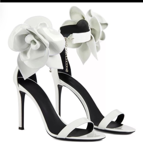 Blossom  Women's Adorned Sandal Size 6 -12 - Picture 3 of 4